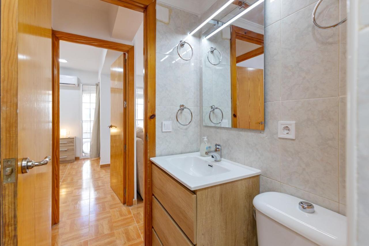 Charming 2 Bedroom Apartment At Triana Center By Oui Seville Exterior photo